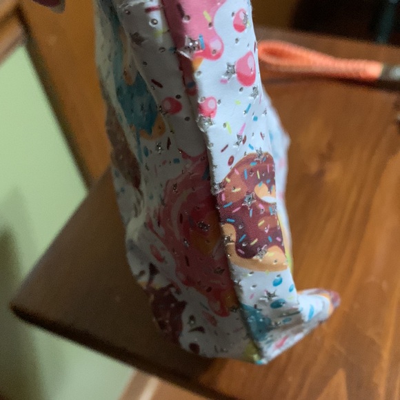 IM❤️Accessories- Sparkly Doughnut Make Up Bag with Keychain - Picture 4 of 7